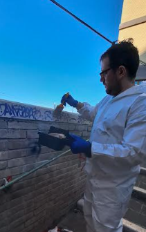 Scritte e tag imbrattano la città: operai in azione per pulire i muri della dorica